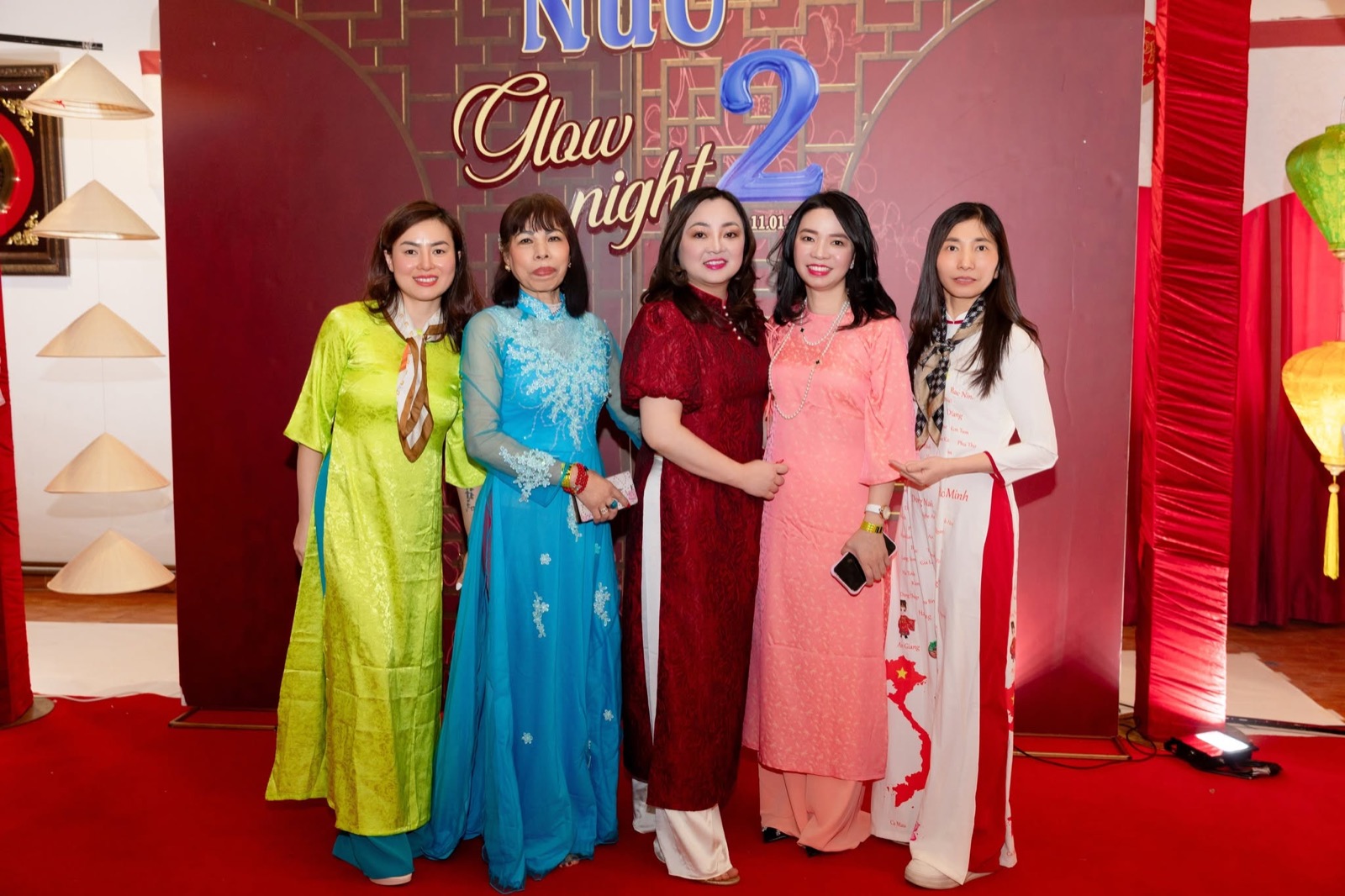 Chị em NU U rạng rỡ trong tà áo dài