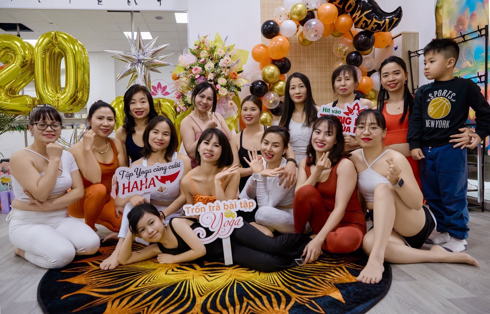 Chị em NU U vui nhộn trong buổi gặp mặt